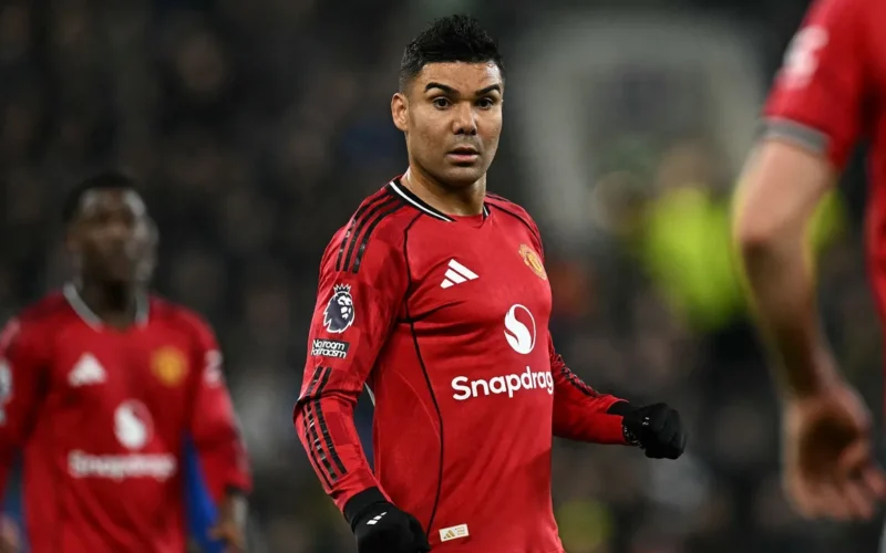 مانشستر يونايتد يلغي بنداً في عقد كاسيميرو ينهي فرص تمديد موسمه الإضافي